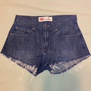 Levi raw hem cutoff shorts!!